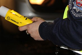 Rozbił auto o mur, a potem zaatakował policjantów w Radlinie-12660