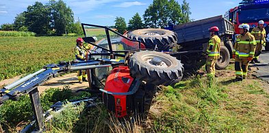 Ciągnik rolniczy z naczepą wywrócił się do rowu -12743