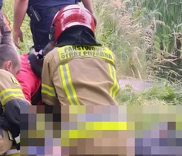Ujawniono zwłoki mężczyzny. Na miejscu prokurator, policja i straż-12768