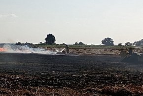 Kombajn stanął w ogniu podczas prac polowych. Szybka akcja straży pożarnej-12791