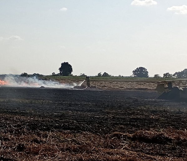 Kombajn stanął w ogniu podczas prac polowych. Szybka akcja straży pożarnej-12791