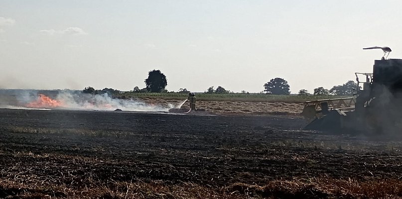 Kombajn stanął w ogniu podczas prac polowych. Szybka akcja straży pożarnej - 12791