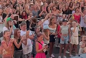 Skandal na dożynkach?  Muzyk śpiewał o rozkładaniu nóg, a pod sceną dzieci-12845