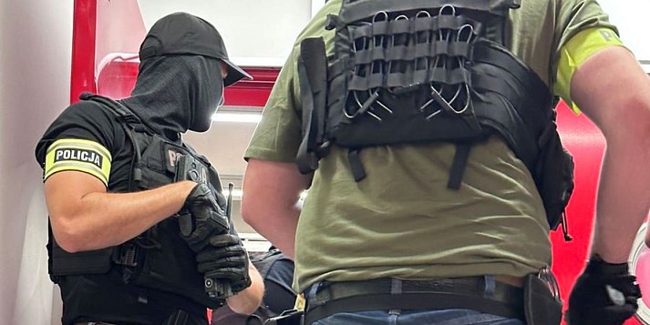 Do domu w Pleszewie wkroczyła policja kryminalna. A tam: narkotyki i wagi do porcjowania