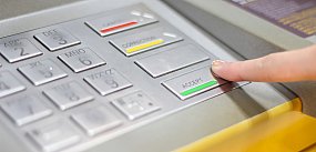 Ktoś zostawił gotówkę w bankomacie w Pleszewie