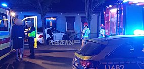Luksusowy mercedes wjechał nocą w posesję w Pleszewie