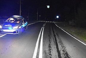 Pościg policyjny. Policja z regionu poszukuje kierowcy, który uciekł w pole-13723