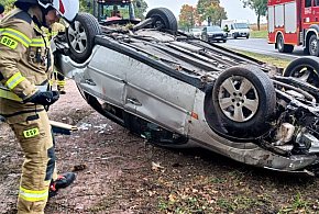 [Zdjęcia] Wypadek młodych ludzi na trasie Pleszew - Kalisz. Auto dachowało-13788