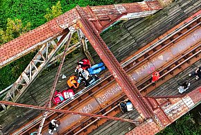 Wieruszów: chłopak walczy o życie. Dotknął trakcji kolejowej, spadł z mostu-13809