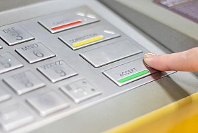 Ktoś zostawił gotówkę w bankomacie w Pleszewie.  Policja szuka...-13857