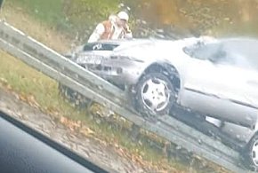 Wiszący mercedes w Jarocinie A gdzie kierowca?-14177