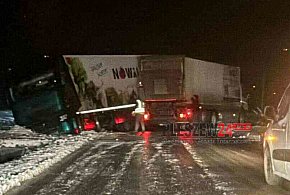 Uwaga! Zdarzenie z udziałem dwóch ciężarówek w powiecie pleszewskim-14886