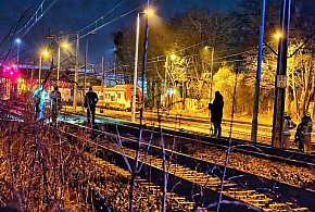 Młody człowiek  zginął pod pociągiem w Ostrowie. Wbiegł przed lokomotywę-15541