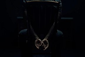 Piekło zamiast Sylwestra. Musiał  jeść szkło, używano ostrych przedmiotów-15655