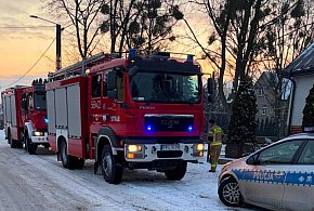 Strażacy i pogotowie pod drzwiami. Starsza pani nie otwierała mieszkania-15775