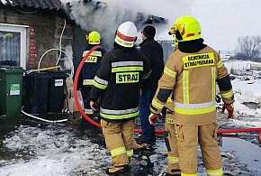 [zdjęcia] Pożar w domu blisko Dobrzycy. Na miejscu straże z dwóch powiatów