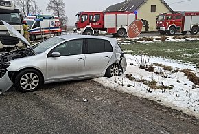 [Zdjęcia] Jedna osoba w szpitalu po zderzeniu dwóch pojazdów na drodze powiatowej-15799
