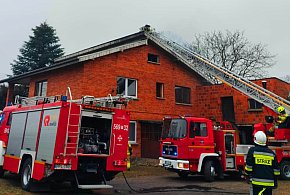 [Zdjęcia] Pożar w domu jednorodzinnym pod Dobrzycą