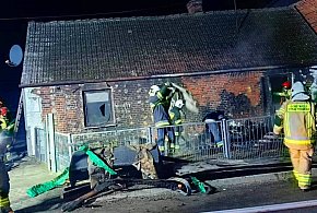 [Fot] Pożar domu pod Czerminem. Pięć zastępów walczyło w nocy z płomieniami