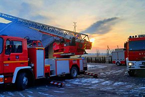[Zdjęcia] Pożar w domu pod Dobrzycą. Na miejscu straże z trzech jednostek