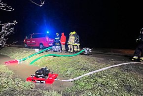 [Zdjęcia] Nocna walka strażaków z żywiołem. Woda wdarła się na posesję