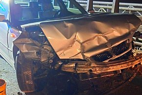[Zdjęcia] Kierowca BMW uderzył w barierę na drodze Dobrzyca - Pleszew