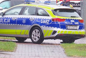 Kompletnie pijana mieszkanka powiatu staranowała płot. Przewoziła pasażera