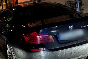 Młody kierowca drifftował  swoim BMW na ulicy w Pleszewie. Słono zapłaci