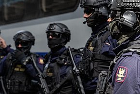 Akcja kontrterrorystów: zamaskowane osoby miały wyskoczyć  z pociągu