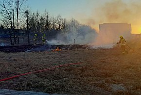 [Zdjęcia] Płonęło kilkadziesiąt metrów trawy, jedna osoba poparzona