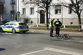 Groźne zderzenie na skrzyżowaniu w centrum Pleszewa. Kobieta w szpitalu