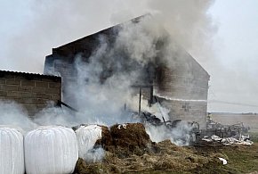 O krok od większej tragedii. Ogień przy budynku gospodarczym. Strażacy w akcji