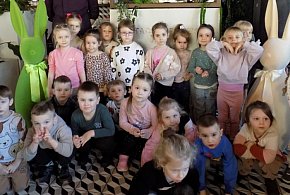 [Zdjęcia] Kolorowo, radośnie i… pysznie. Przedszkolaki na warsztatach