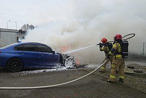 Samochód w płomieniach! Strażacy walczyli, by ogień nie przeniósł się dalej