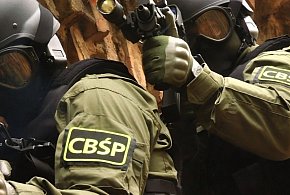 Uderzenie oddziału  CBŚP na terenie Pleszewa. Blokada ulicy. Są zatrzymani!