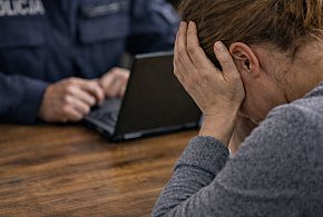 Myślała, że chroni swoje pieniądze. Straciła wszystko przez oszustów