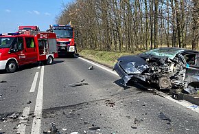 [Zdjęcia] Zablokowana droga krajowa po zderzeniu pojazdów. Jedna osoba w szpitalu