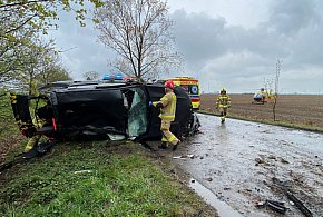 [Zdjęcia] Służby w akcji: strażacy, policja i LPR po wypadku na drodze powiatowej