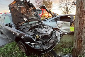 [Zdjęcia] Pod Gołuchowem zderzyły się dwa samochody. Jeden się zapalił!