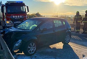 Kierowca w szpitalu po zderzenie osobówki z ciągnikiem na moście