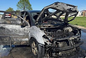 Niedzielne popołudnie i nagły alarm. Samochód osobowy stanął w ogniu