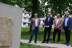 [Fot] Lapidarium w Pleszewie odsłonięte. Upamiętnienie dawnego kirkutu