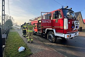Akcja strażaków w Broniszewicach. Matka z trójką dzieci ewakuowała się z budynku