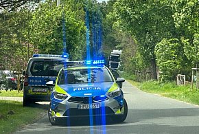 Ranny mężczyzna może mieć rany kłute. Policja przeczesuje okolice w Wilczy