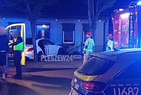 [Zdjęcia] Luksusowy mercedes wjechał nocą  w posesję mieszkalną w Pleszewie