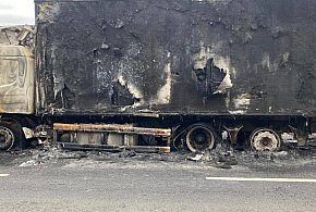 [Fot] Aktualizacja: Ciężarówka z drobiem doszczętnie spłonęła na drodze