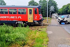 Zderzenie pociągu oraz samochodu dostawczego w samym centrum Pleszewa