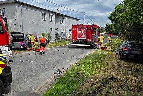 Jedna osoba hospitalizowana po zderzeniu pojazdów. Służby na miejscu zdarzenia