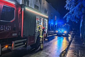 Noc pełna napięcia w centrum Pleszewa. Pożar i ewakuacja z budynku