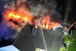 [Zdjęcia] Płonął dach i poddasze domu jednorodzinnego. Akcja wielu jednostek